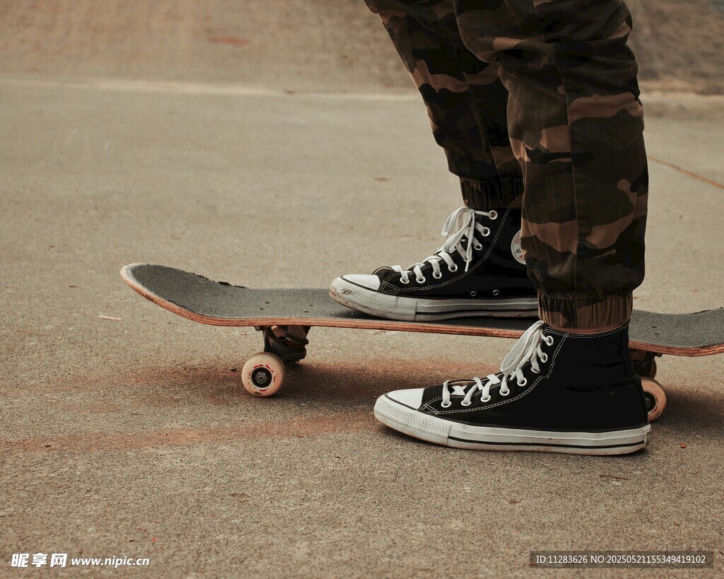 滑板者的酷炫街头瞬间