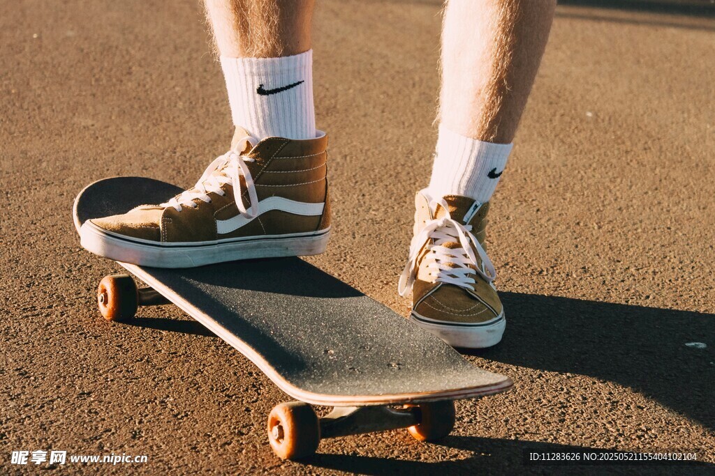 双脚踩滑板展现运动风采