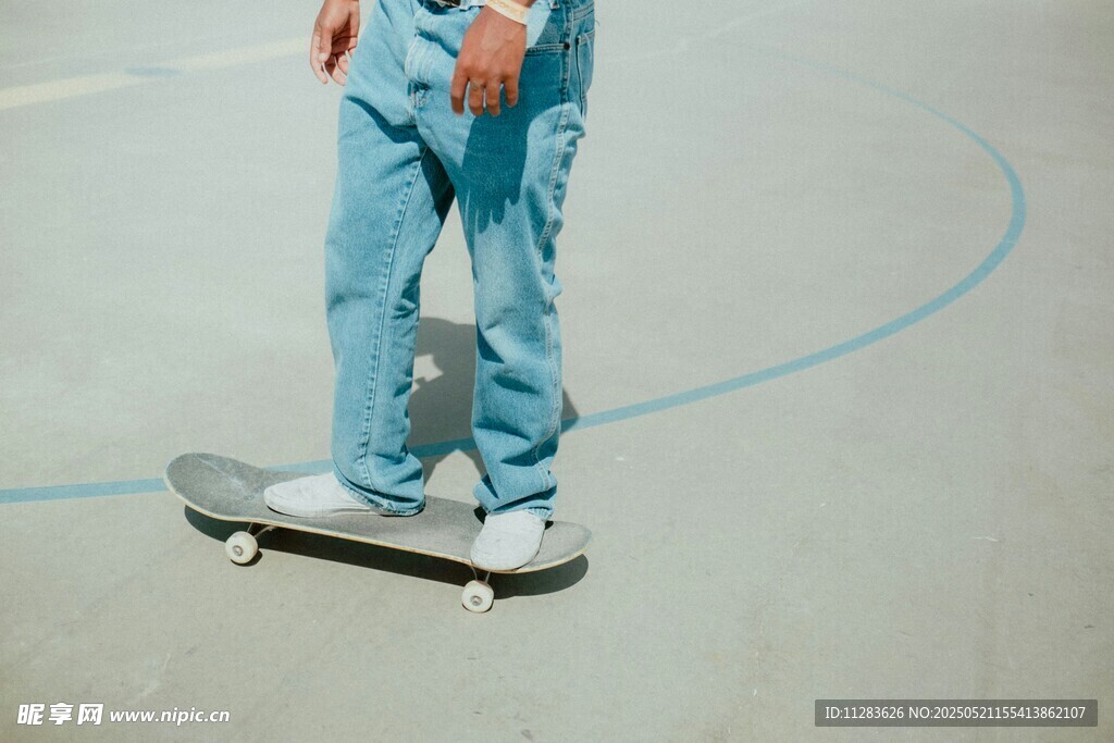 男子户外玩滑板