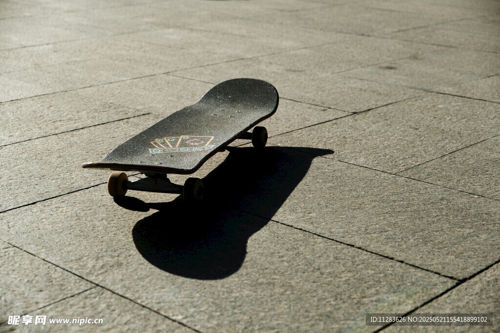 地面上的黑色滑板