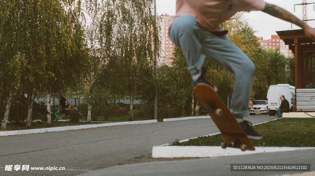 滑板少年街头酷炫跳跃