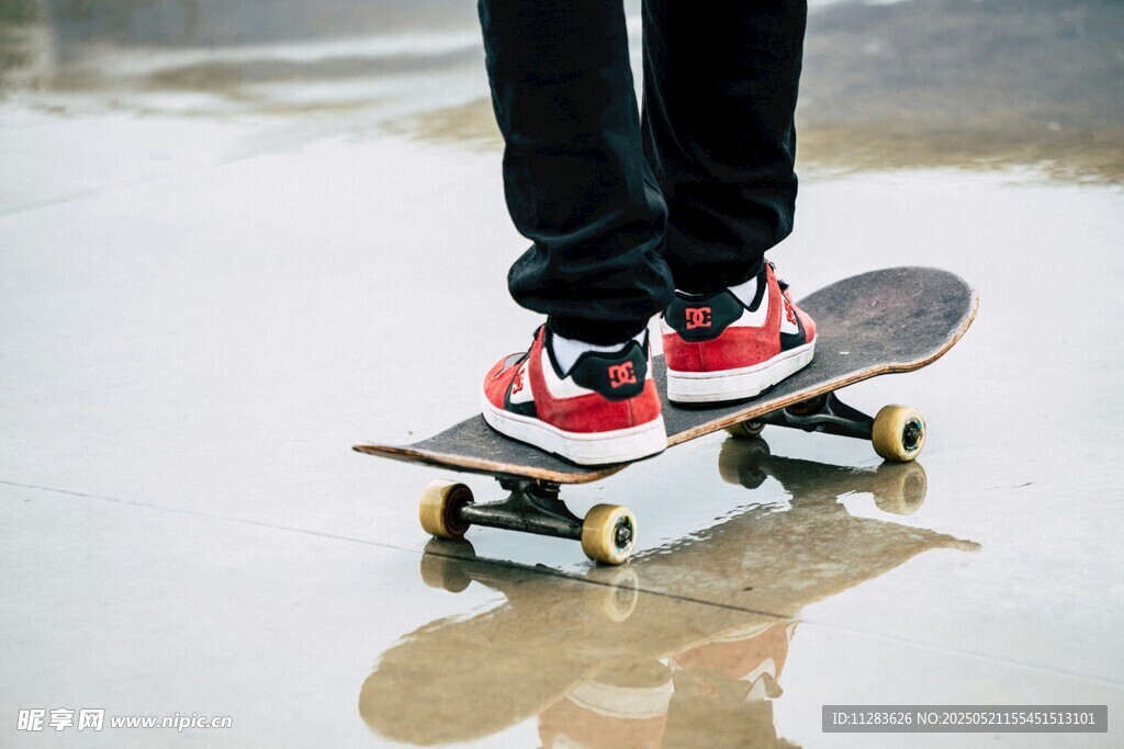 滑板少年的酷炫瞬间