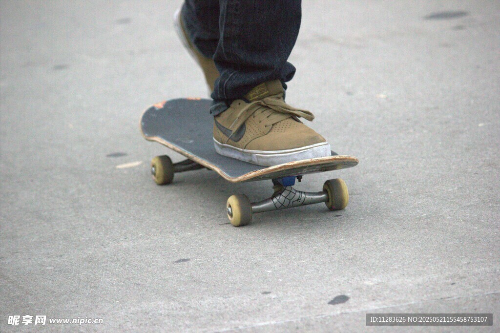 脚下滑板 开启街头运动风