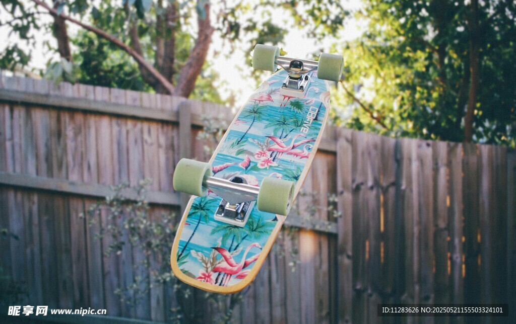 空中翻转的彩色滑板