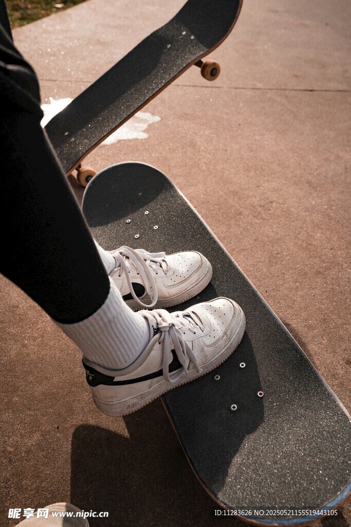 脚踩滑板准备出发