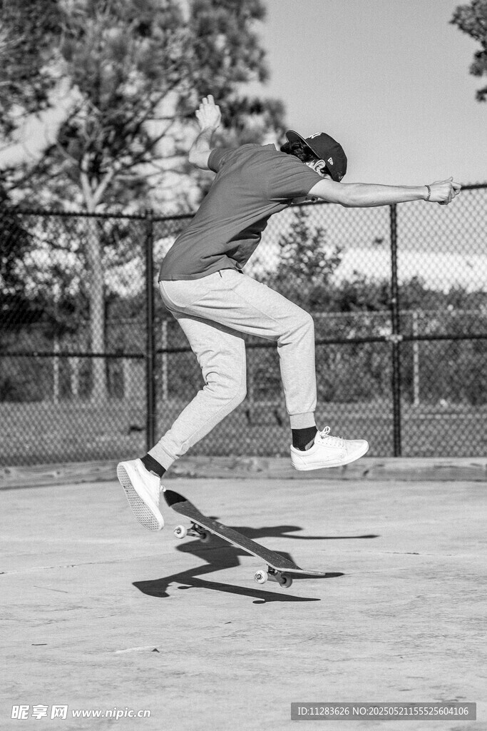 滑板少年公园炫技瞬间