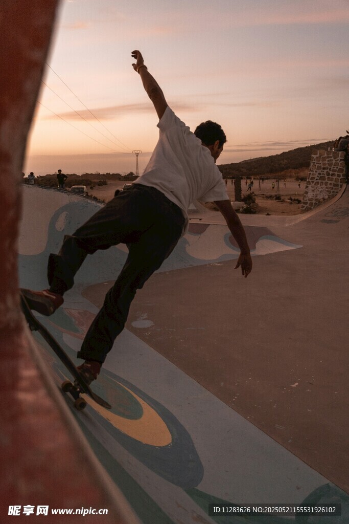夕阳下滑板者的动感瞬间