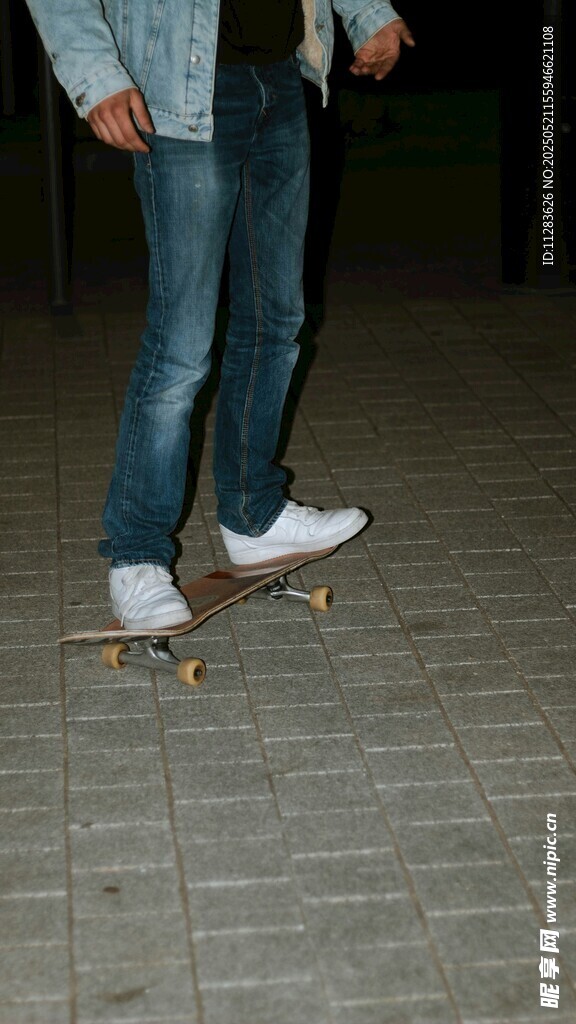 男子夜晚街头玩滑板