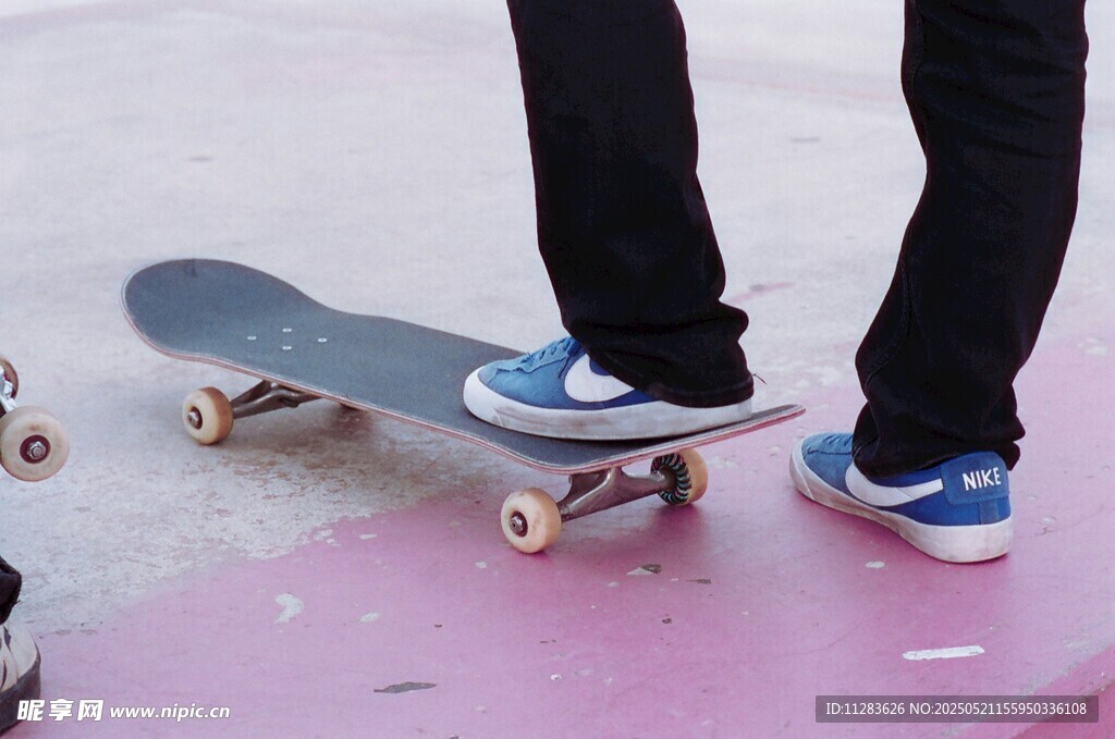 站在滑板旁的休闲着装者