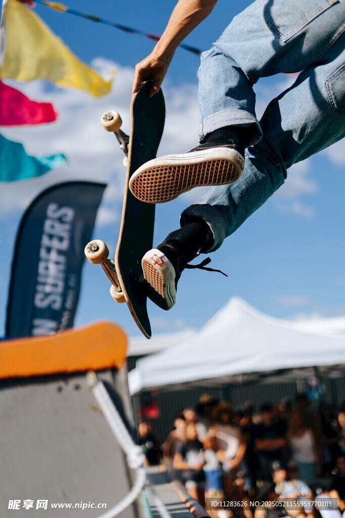 滑板者空中炫技精彩瞬间