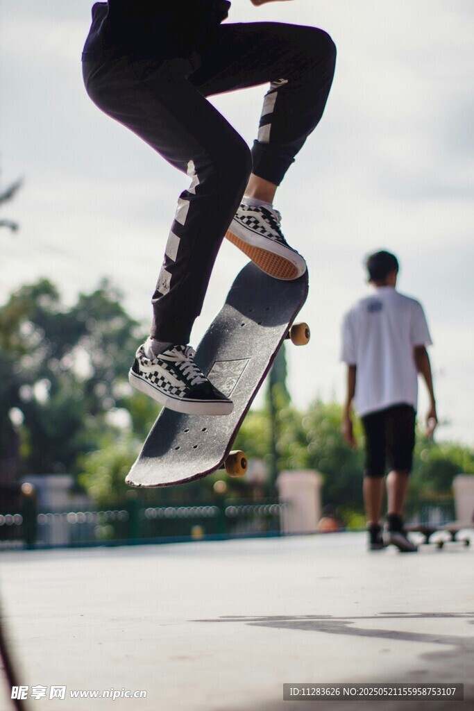 滑板少年空中炫技瞬间