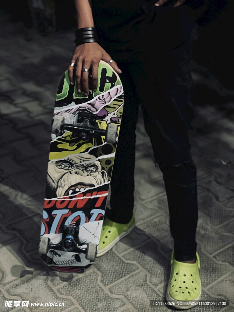 个性滑板与时尚穿搭展示