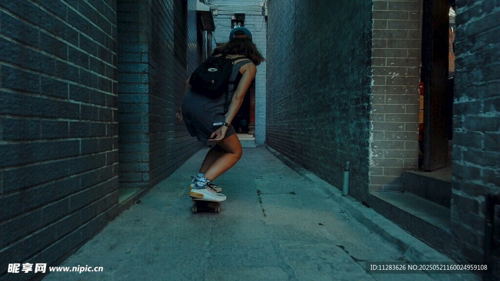 小巷中滑板少年的瞬间