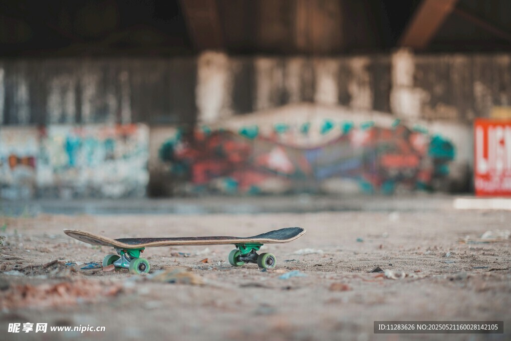 废弃场地中的酷炫滑板