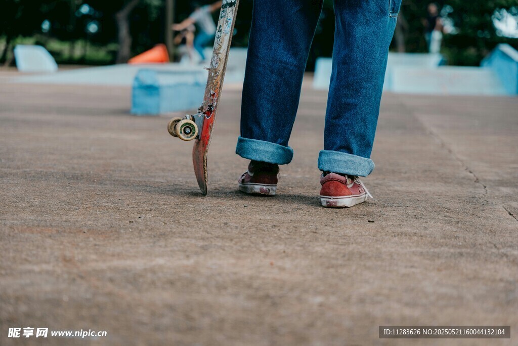 滑板者的休闲街头瞬间