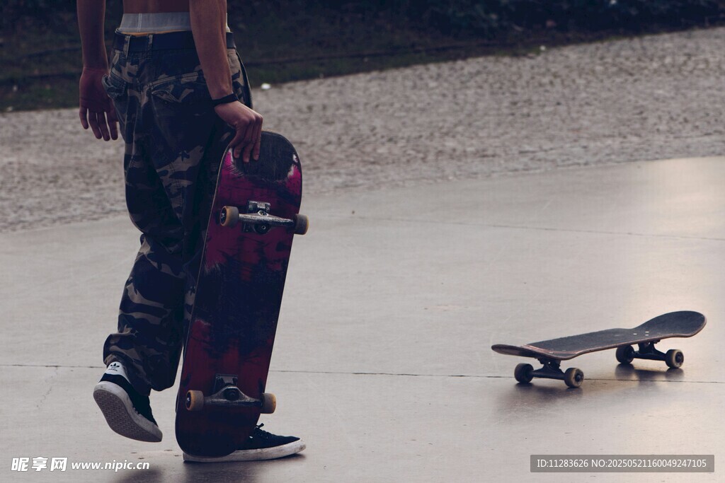 滑板者与双滑板的瞬间