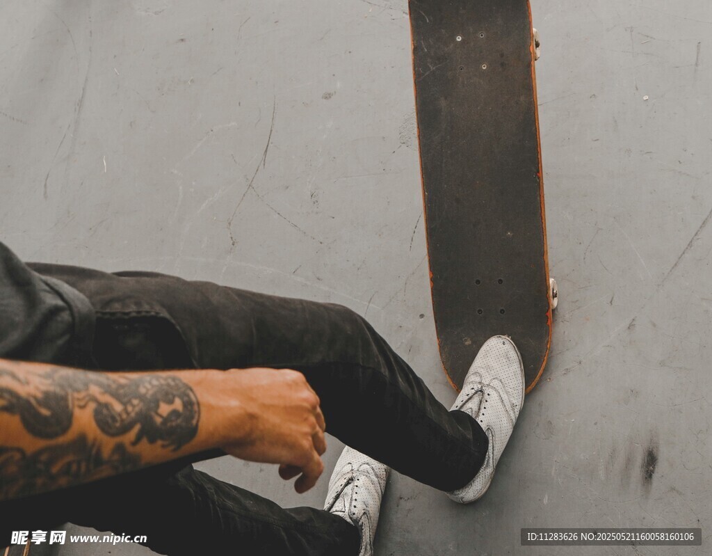 纹身者的滑板姿态