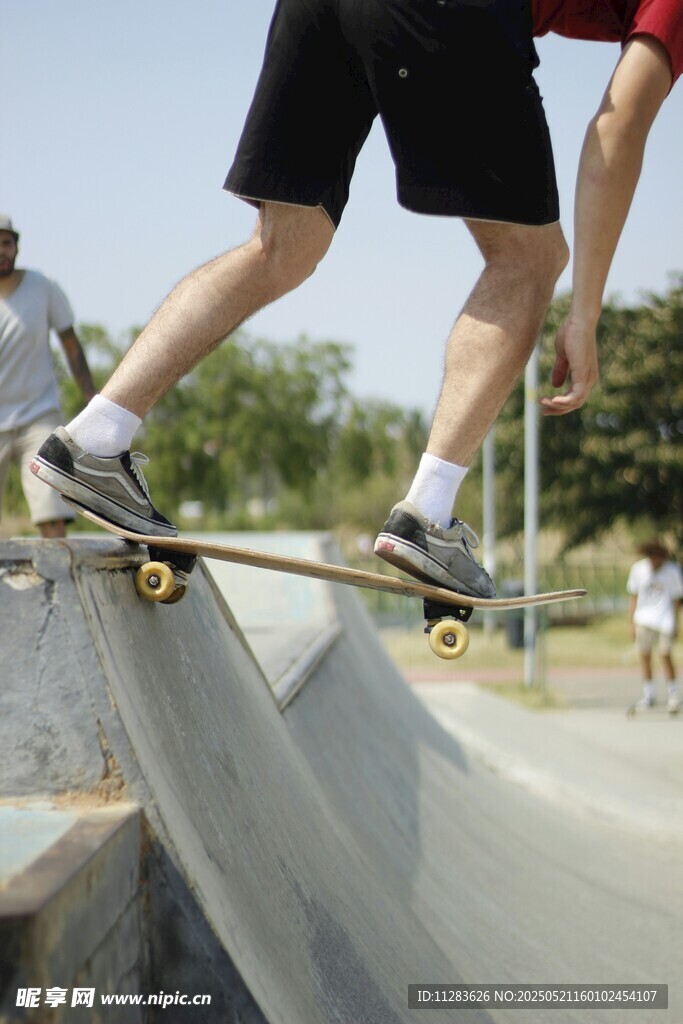 滑板者在坡道上的酷炫瞬间