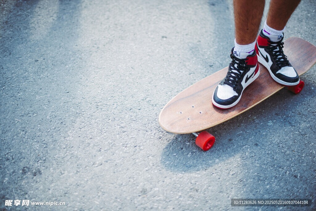 脚踩滑板准备出发