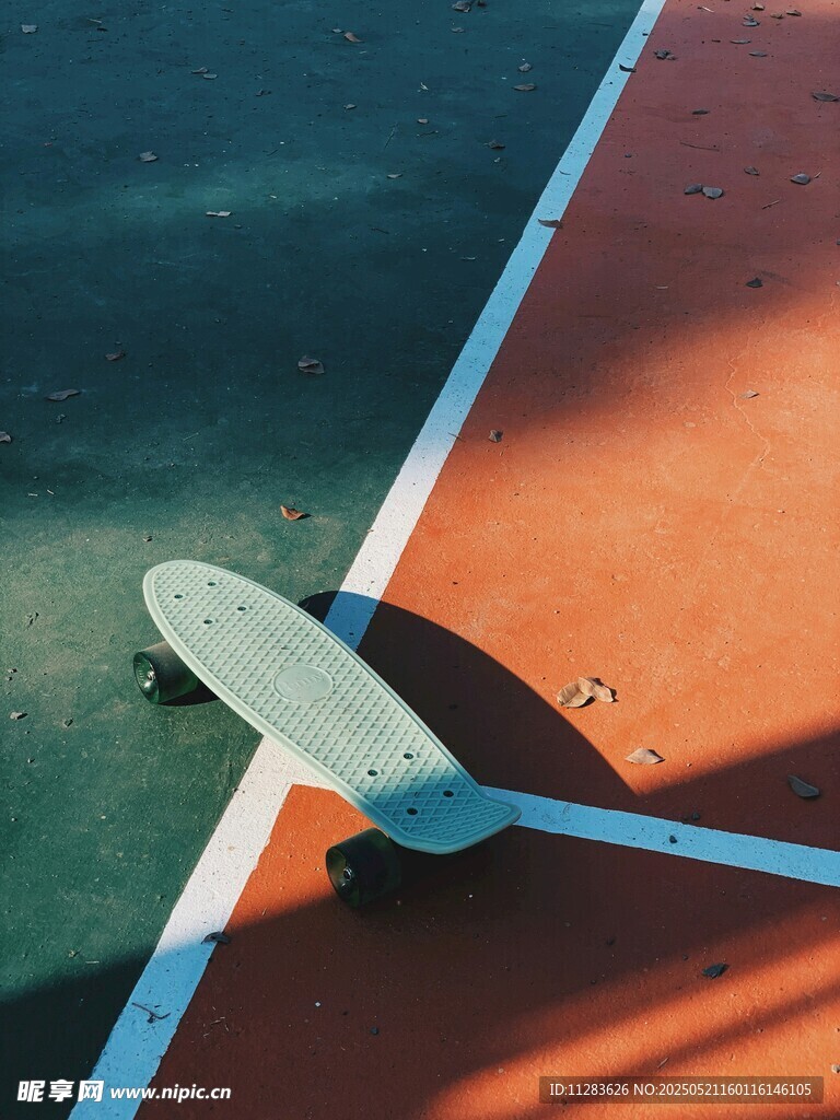 滑板置于多彩球场地