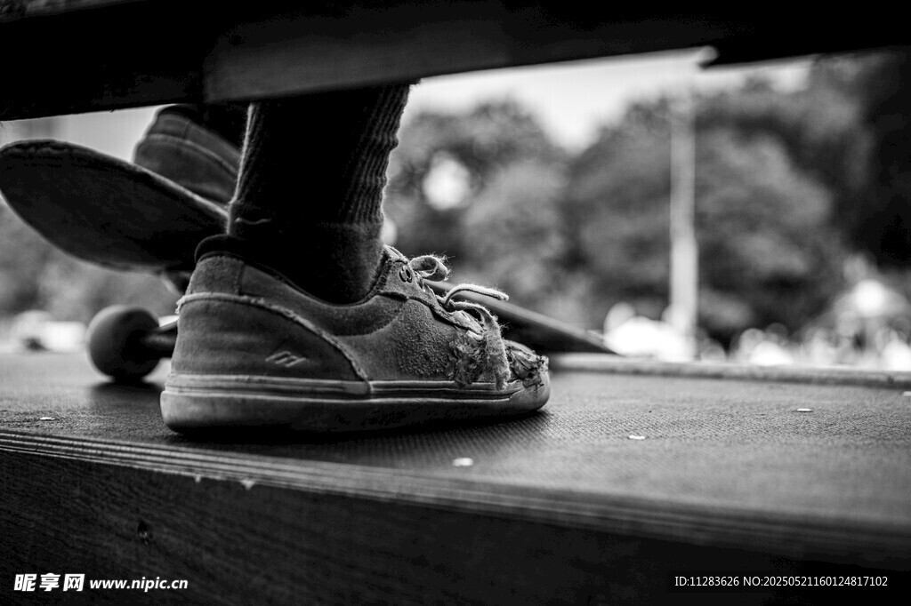 脚下的休闲鞋特写
