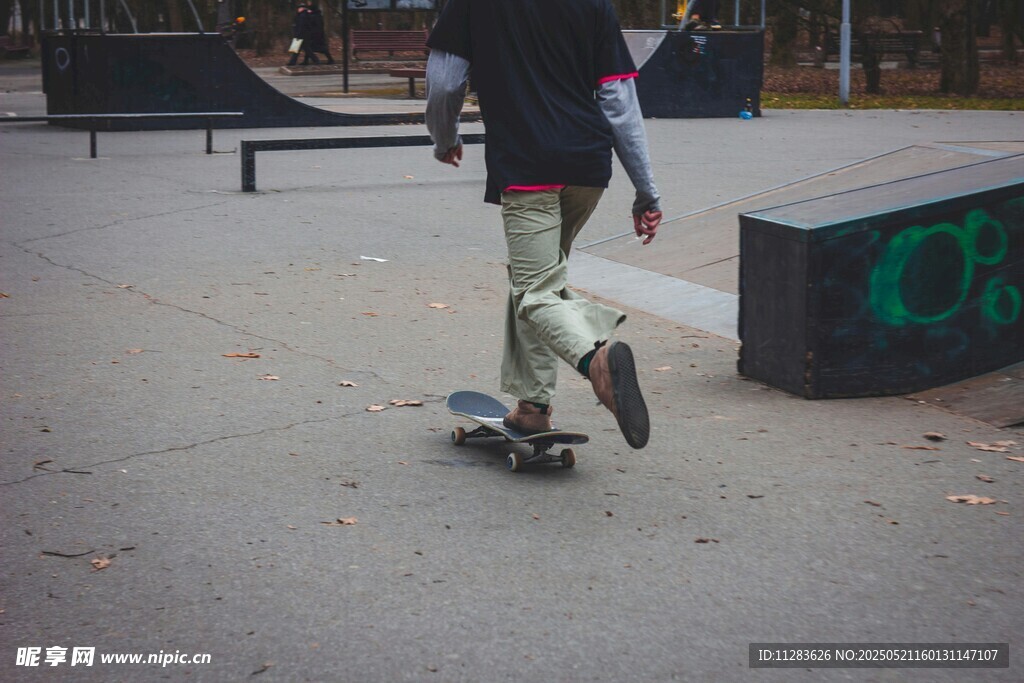 街头滑板少年酷炫瞬间