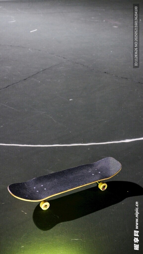 地面上的黑色滑板