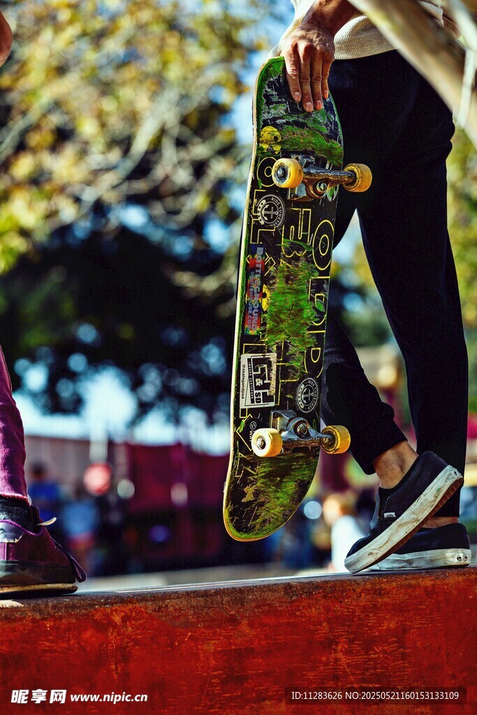 手持多彩滑板的酷炫瞬间