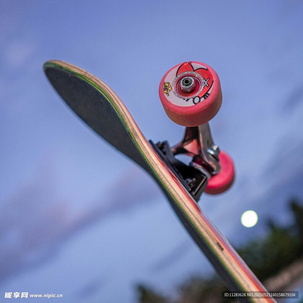 滑板腾空瞬间特写