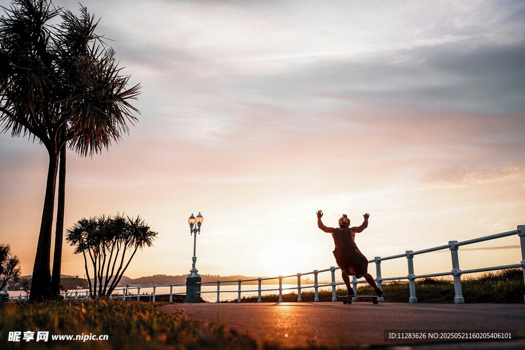 夕阳下滑板