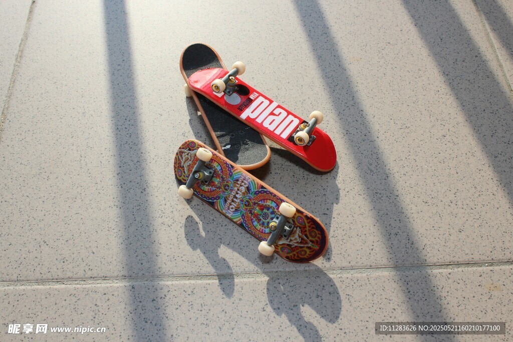 地面上的两款个性滑板