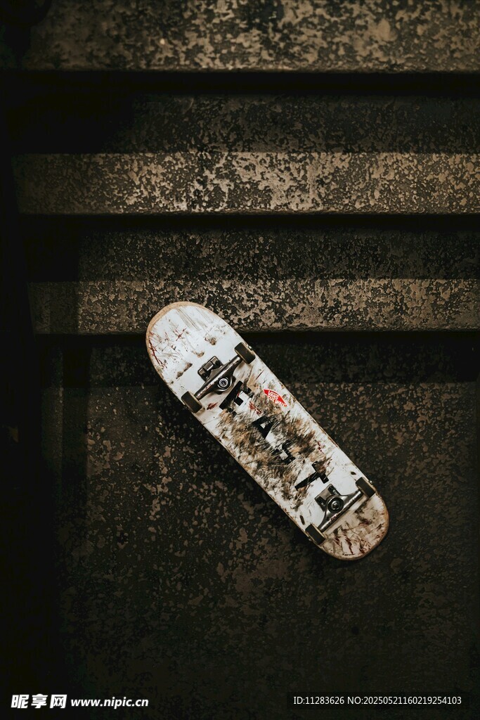 个性滑板置于粗糙地面