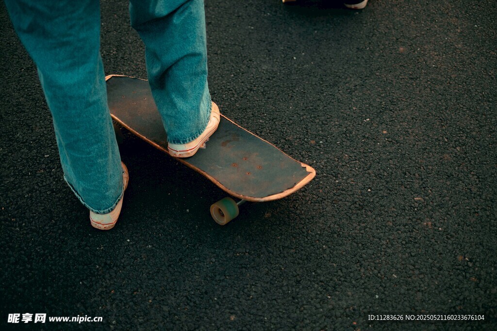 双脚立于滑板上的瞬间