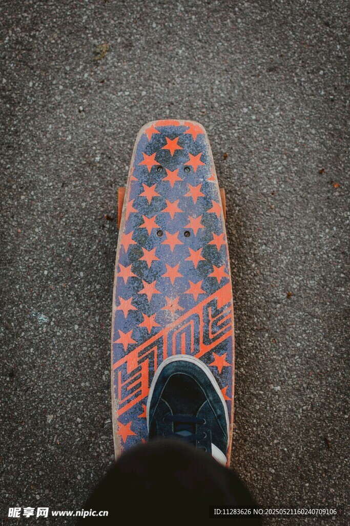 多彩图案滑板鞋特写