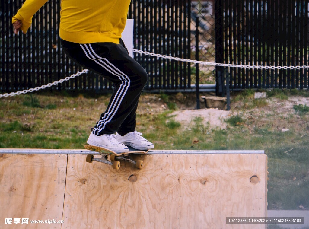 滑板者在斜坡上酷炫滑行