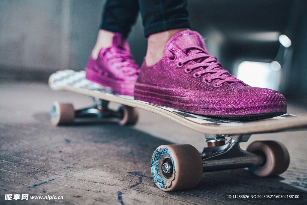粉色潮鞋踩滑板酷炫瞬间