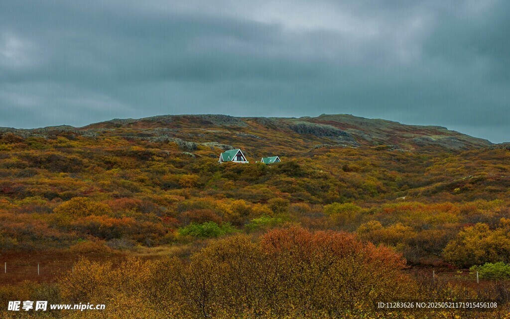 秋日山间小屋风景