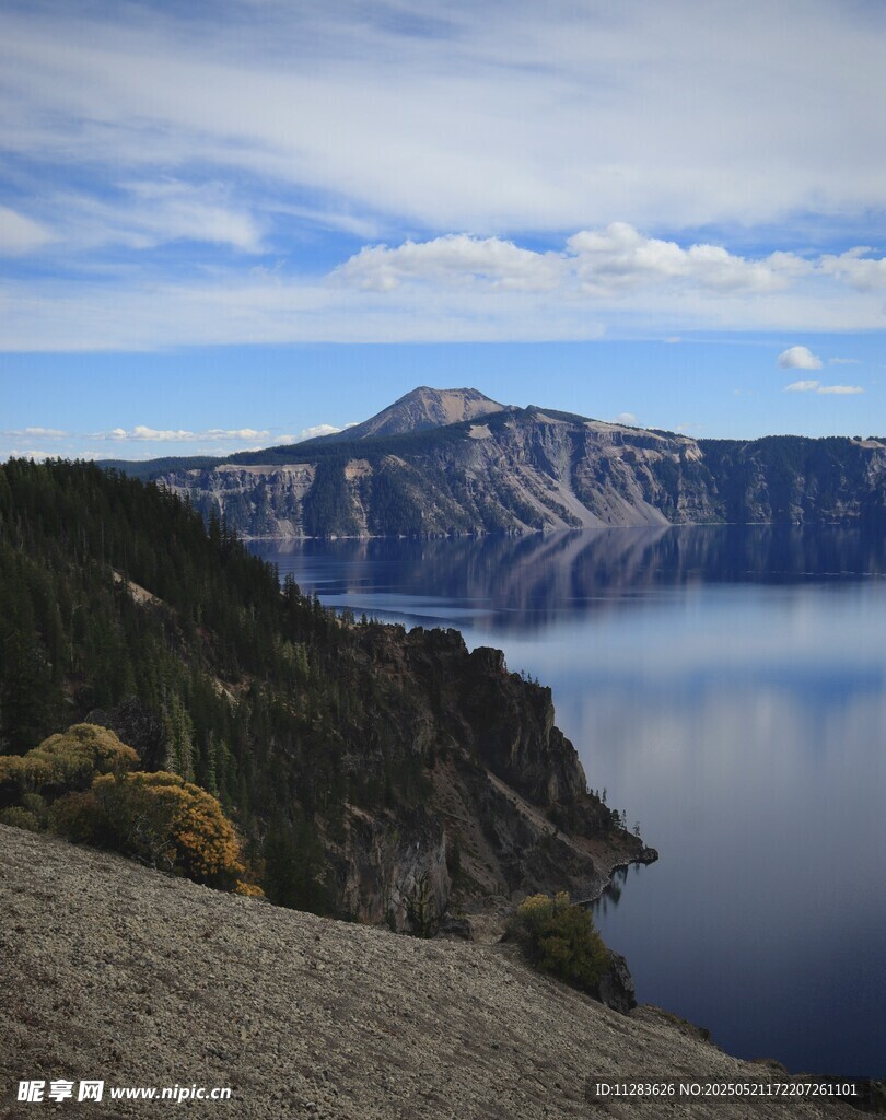 壮丽火山湖风景