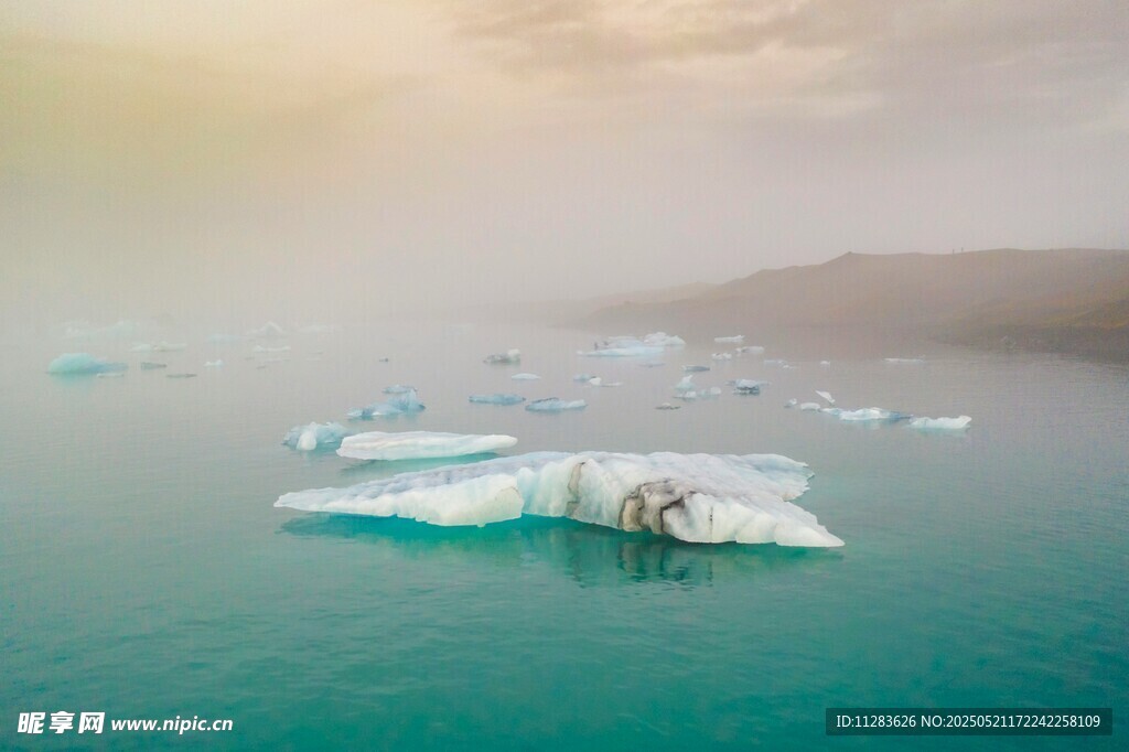 海上漂浮的梦幻蓝冰