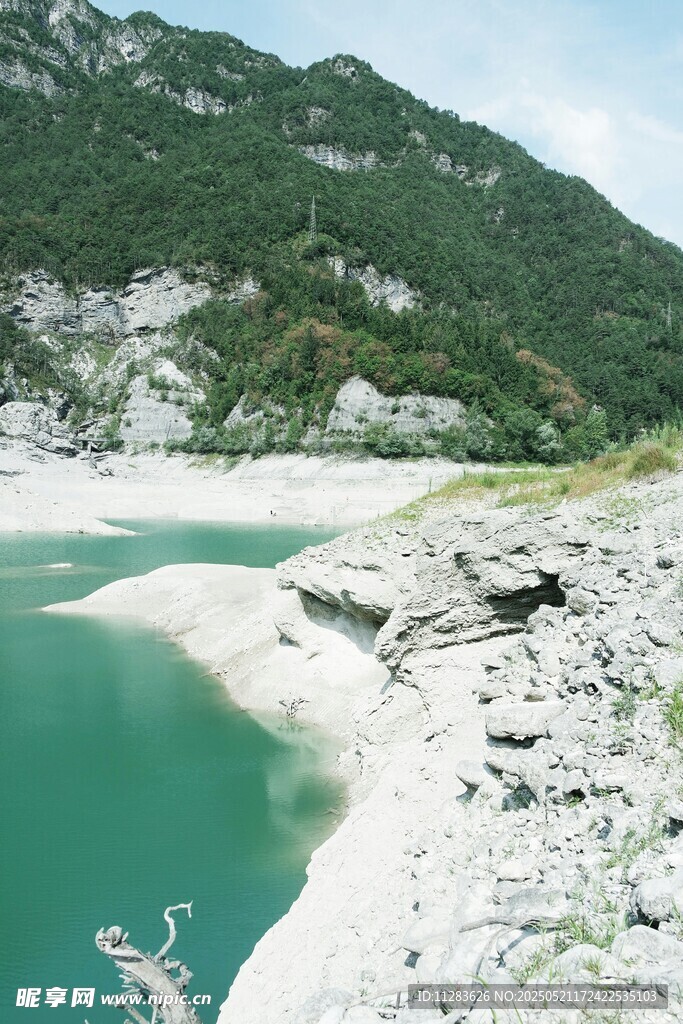 青山环抱的碧绿湖泊