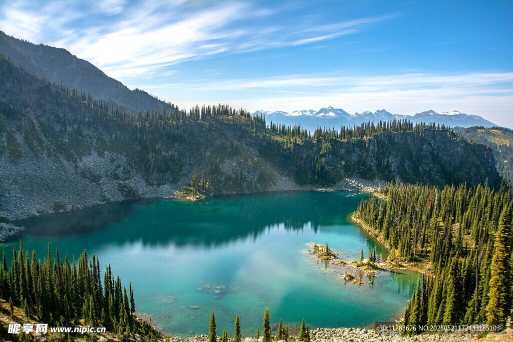 高山湖畔美景