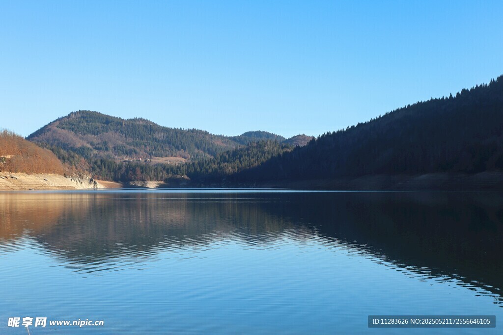 宁静山水湖景风光如画