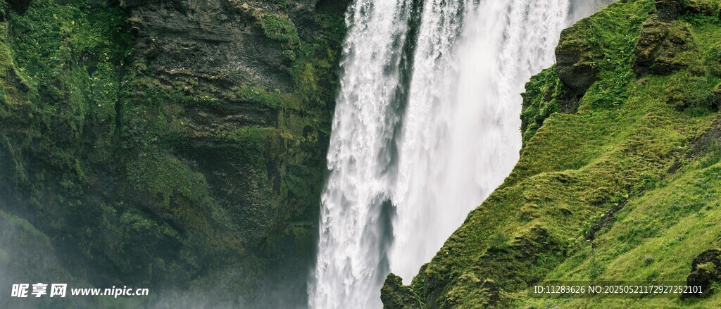 山间飞瀑 绿意环绕的美景