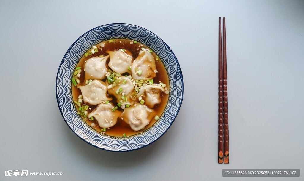 一碗美味馄饨配筷子