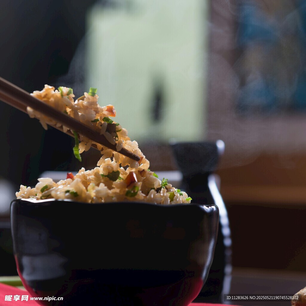 筷子夹起美味米饭