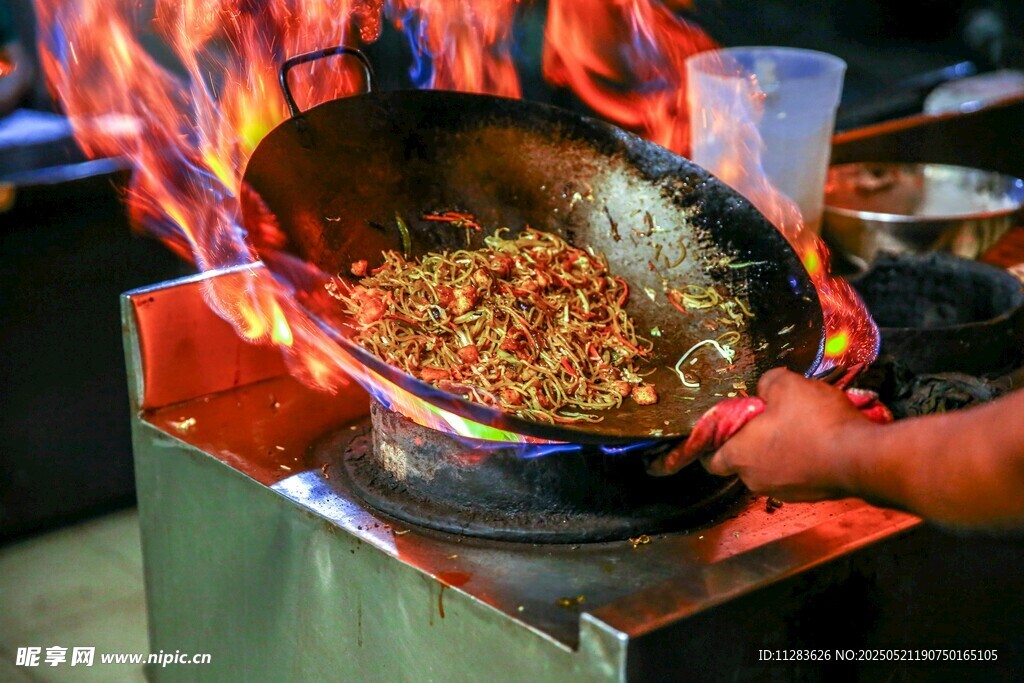 大厨旺火颠炒美味佳肴