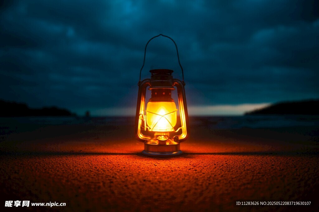 夜幕中点亮的复古煤油灯
