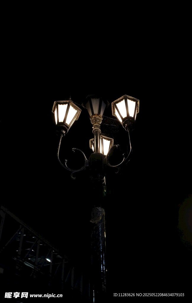 黑夜中的复古路灯
