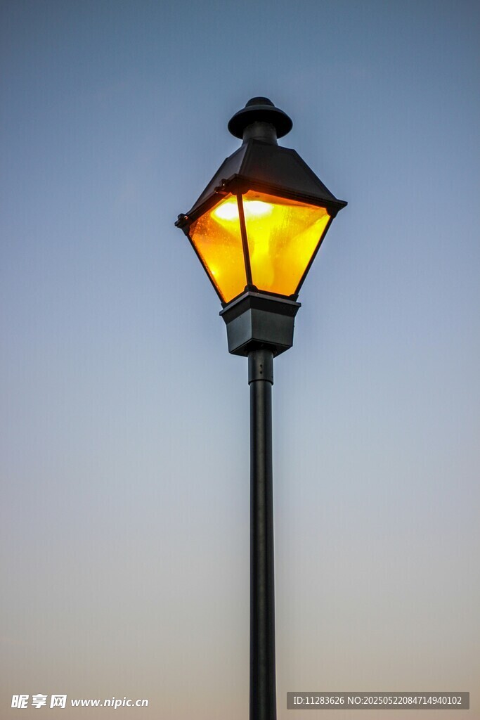 黄昏下的复古路灯