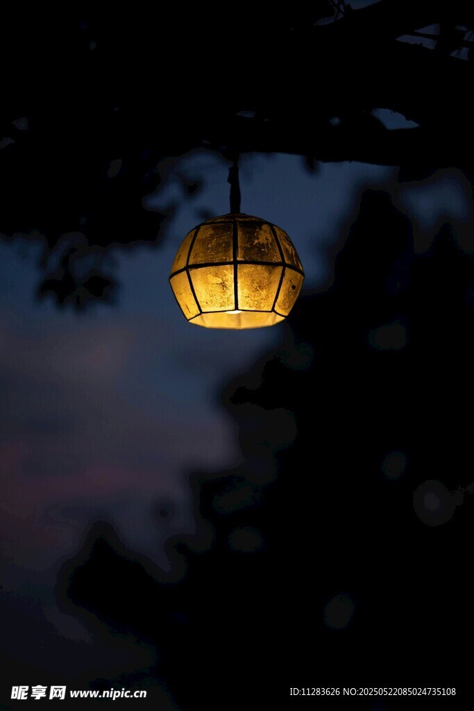 夜幕下的发光灯笼